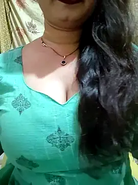 Snapshot of PARI51 chatting on May 10, 2026, 7:49 pm PARI51 online show from May 10, 2026, 7:49 pm