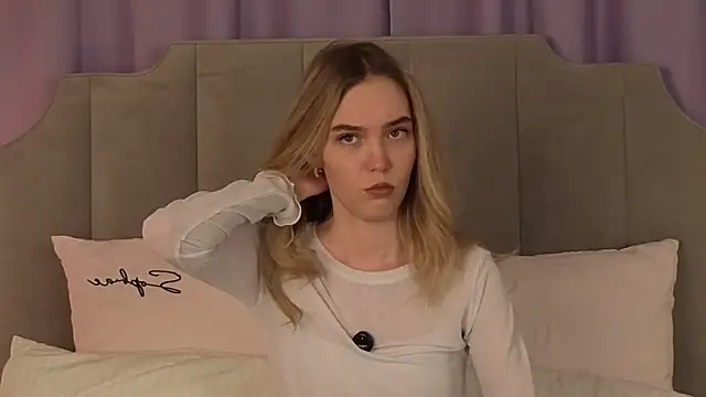 NikkiRyx online show from April 15, 2026, 3:49 pm