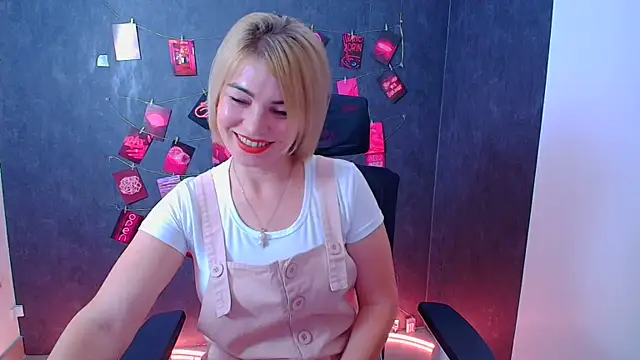 CuttieEmma online show from July 31, 2026, 11:42 am