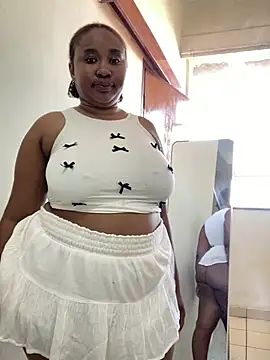 Snapshot of MeekyCurvyAss chatting on May 6, 2026, 1:26 pm MeekyCurvyAss online show from May 6, 2026, 1:26 pm
