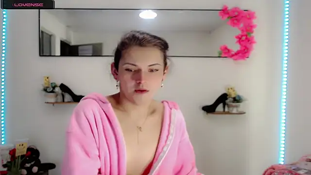 NathalialLooes online show from April 18, 2026, 5:21 am