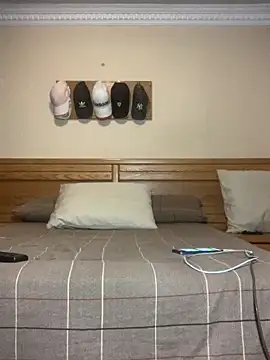 -HIIM- online show from April 17, 2026, 7:06 pm