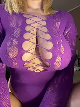 Snapshot of Best-B00bs chatting on December 19, 2025, 10:01 pm Best-B00bs online show from December 19, 2025, 10:01 pm