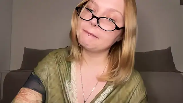 Snapshot of Ophelia_Ritz chatting on May 18, 2026, 7:07 pm Ophelia Ritz online show from May 18, 2026, 7:07 pm