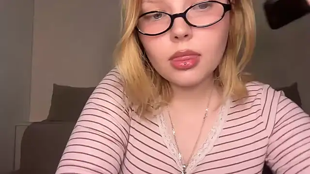 Snapshot of Ophelia_Ritz chatting on May 16, 2026, 8:41 pm Ophelia Ritz online show from May 16, 2026, 8:41 pm