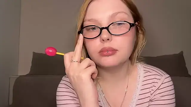 Snapshot of Ophelia_Ritz chatting on May 16, 2026, 9:03 pm Ophelia Ritz online show from May 16, 2026, 9:03 pm
