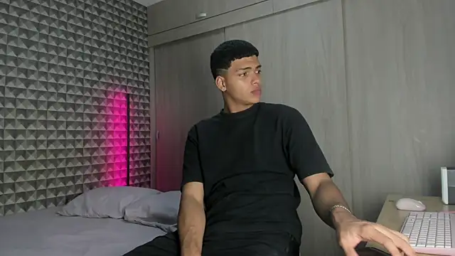 Snapshot of Keinner_BigDick chatting on February 11, 2026, 8:20 pm Keinner BigDick online show from February 11, 2026, 8:20 pm