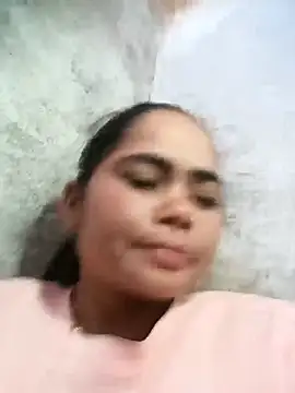 Snapshot of Sunali_Bendre chatting on May 7, 2026, 1:32 am Sunali Bendre online show from May 7, 2026, 1:32 am
