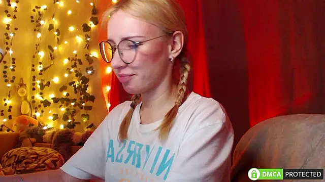 Mia  Jensen online show from March 27, 2026, 7:04 pm