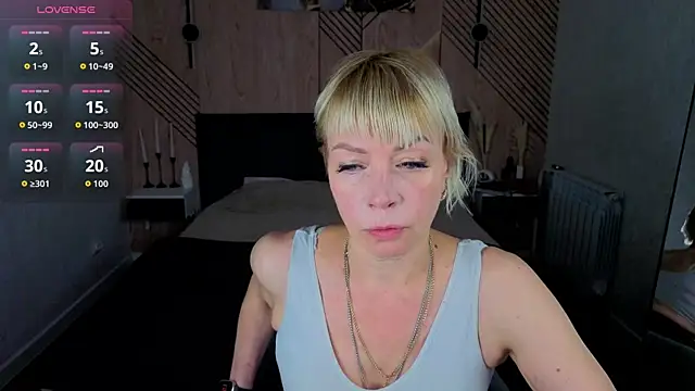 Snapshot of Ann_Annise chatting on July 6, 2026, 8:32 am Ann Annise online show from July 6, 2026, 8:32 am