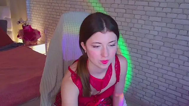 Snapshot of LunarDreamm chatting on February 5, 2026, 1:29 pm LunarDreamm online show from February 5, 2026, 1:29 pm