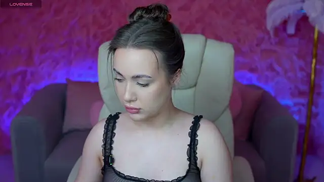 OliviaMoore  online show from May 8, 2026, 5:44 am