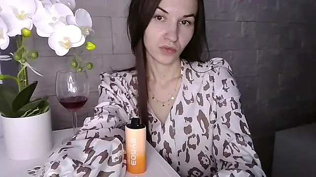 JuliaLovely online show from March 27, 2026, 4:52 pm