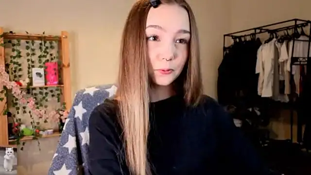 HoneyComfy online show from April 11, 2026, 2:21 pm