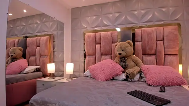 Paris Velvet online show from April 7, 2026, 11:50 pm