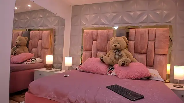 Snapshot of Paris_Velvet chatting on March 2, 2026, 11:22 pm Paris Velvet online show from March 2, 2026, 11:22 pm