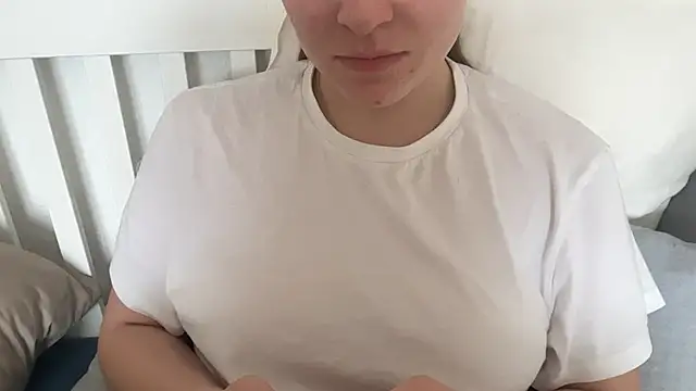 Lucyschickt online show from April 12, 2026, 7:22 am