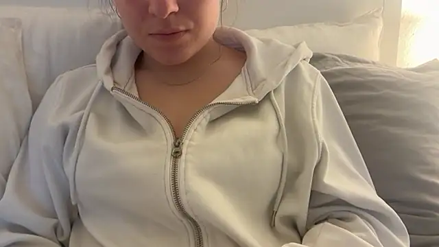 Lucyschickt online show from February 12, 2026, 4:18 pm