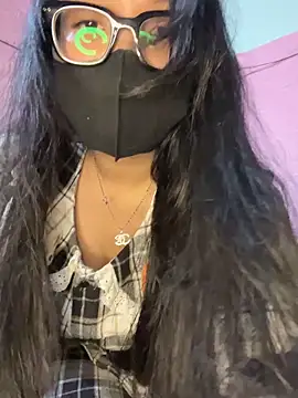 Snapshot of Leeeiuu chatting on February 20, 2026, 1:35 pm Leeeiuu online show from February 20, 2026, 1:35 pm