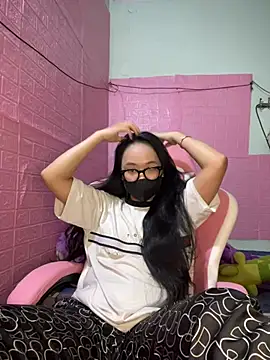 Snapshot of Leeeiuu chatting on February 25, 2026, 2:39 pm Leeeiuu online show from February 25, 2026, 2:39 pm