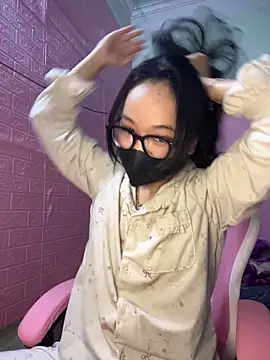 Snapshot of Leeeiuu chatting on February 23, 2026, 1:01 pm Leeeiuu online show from February 23, 2026, 1:01 pm