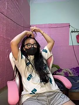 Snapshot of Leeeiuu chatting on February 21, 2026, 12:18 pm Leeeiuu online show from February 21, 2026, 12:18 pm