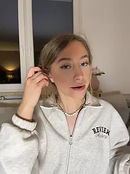 romyxxs online show from April 17, 2026, 9:06 pm