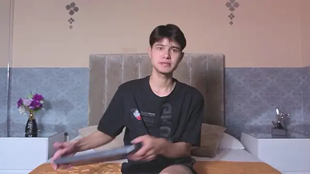 Snapshot of Derek_Sinn chatting on February 13, 2026, 7:47 pm Derek Sinn online show from February 13, 2026, 7:47 pm