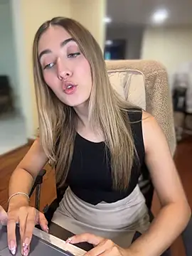 Snapshot of kloe__t18 chatting on July 27, 2026, 9:00 pm kloe t18 online show from July 27, 2026, 9:00 pm