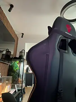 karlaluuvv online show from April 14, 2026, 11:04 am