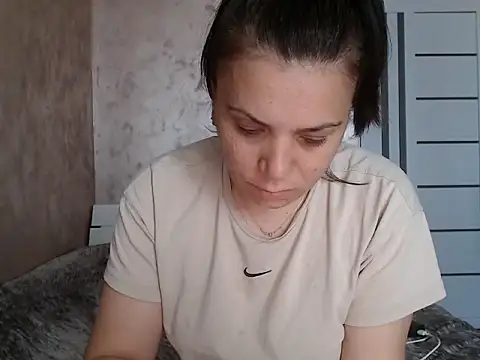 LorraGrey online show from May 13, 2026, 1:40 pm