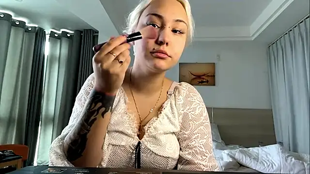 Snapshot of LuxureMia chatting on February 1, 2026, 5:38 am LuxureMia online show from February 1, 2026, 5:38 am