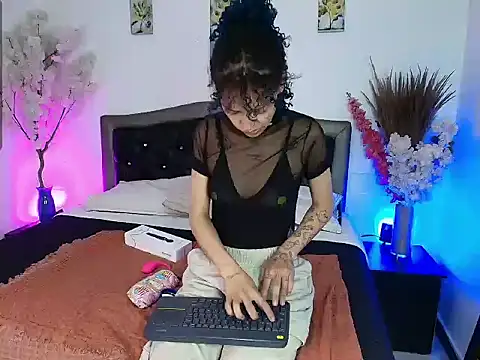 Snapshot of HannahBlue_ chatting on February 14, 2026, 12:27 pm HannahBlue online show from February 14, 2026, 12:27 pm