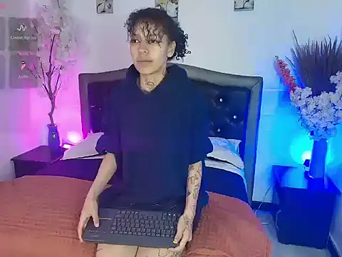 Snapshot of HannahBlue_ chatting on February 16, 2026, 12:15 pm HannahBlue online show from February 16, 2026, 12:15 pm