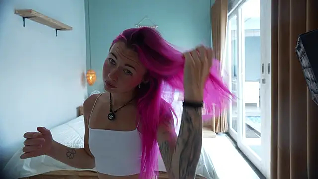 Snapshot of Sarah_Pink chatting on October 6, 2025, 3:51 am Sarah Pink online show from October 6, 2025, 3:51 am