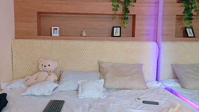 Snapshot of VioletBloomm chatting on February 17, 2026, 11:29 am VioletBloomm online show from February 17, 2026, 11:29 am