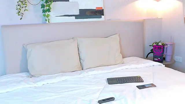 Snapshot of VioletBloomm chatting on February 7, 2026, 11:40 am VioletBloomm online show from February 7, 2026, 11:40 am