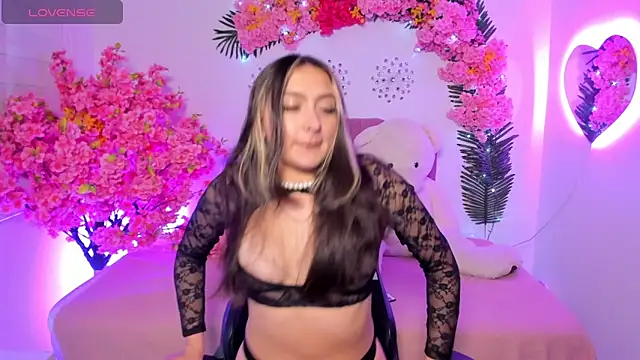 Giselle Laurens  online show from April 17, 2026, 9:17 pm