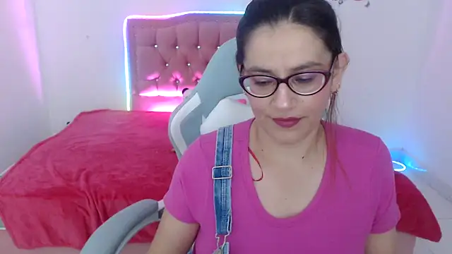 Snapshot of snowhot-69 chatting on April 20, 2026, 8:39 am snowhot-69 online show from April 20, 2026, 8:39 am