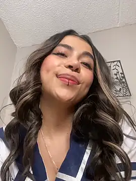 Snapshot of loveegirll1 chatting on February 3, 2026, 6:33 am loveegirll1 online show from February 3, 2026, 6:33 am