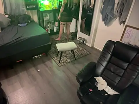 Alicethickpeach online show from June 25, 2026, 10:31 am