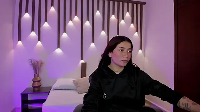 charlottee27  online show from April 16, 2026, 2:12 am