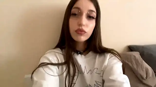 Snapshot of CutieWorm chatting on February 1, 2026, 11:19 am CutieWorm online show from February 1, 2026, 11:19 am