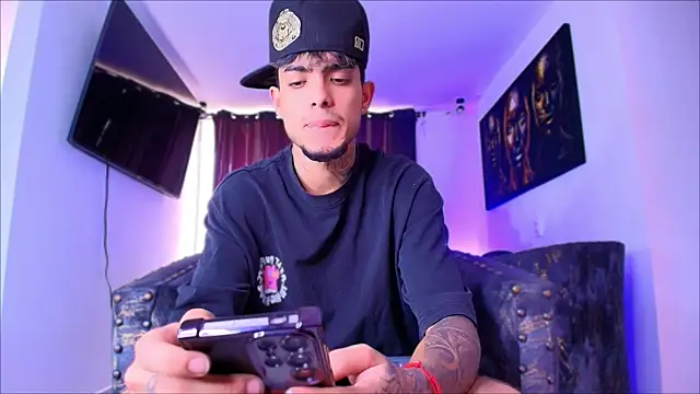 Snapshot of miguel_aguirre_ chatting on February 13, 2026, 12:49 pm miguel aguirre online show from February 13, 2026, 12:49 pm