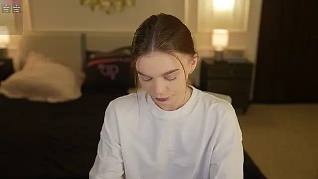 Snapshot of Zlata_Sky chatting on October 27, 2025, 3:46 pm Zlata Sky online show from October 27, 2025, 3:46 pm