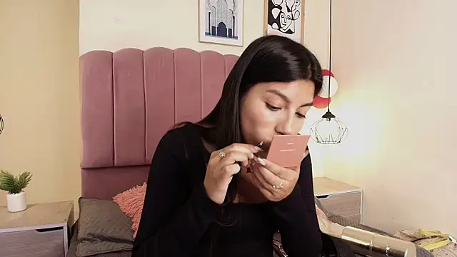 Ateneaaa  online show from April 13, 2026, 7:40 pm