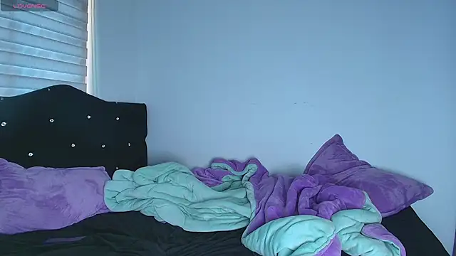 Snapshot of alys_love chatting on February 24, 2026, 7:04 pm alys love online show from February 24, 2026, 7:04 pm