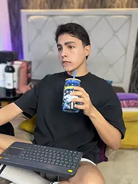 Snapshot of Samu_Hott chatting on February 18, 2026, 8:05 pm Samu Hott online show from February 18, 2026, 8:05 pm