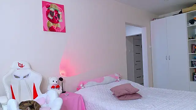 peachiee  online show from March 16, 2026, 5:44 am