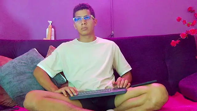 Snapshot of Noah_Greenhartt chatting on February 21, 2026, 8:33 pm Noah Greenhartt online show from February 21, 2026, 8:33 pm